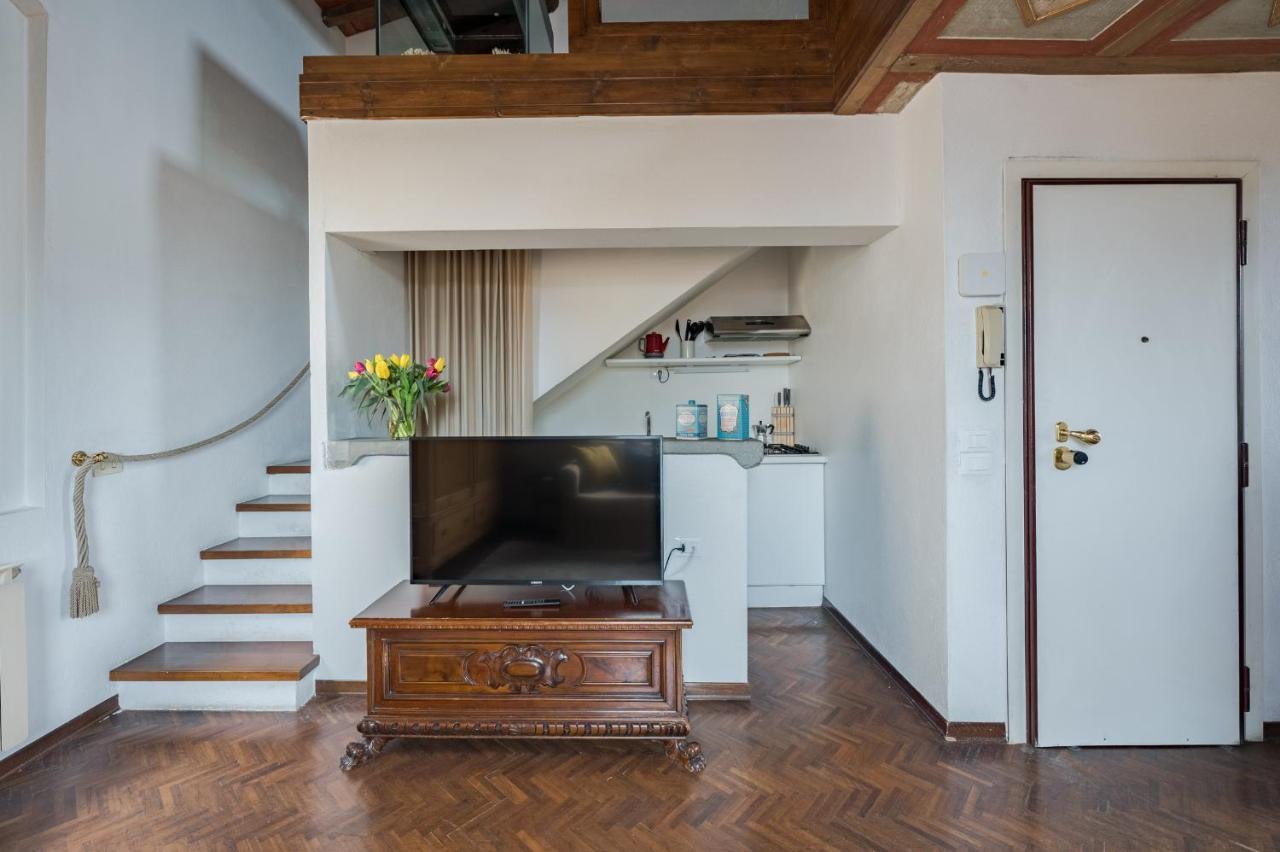 Via Lamberti, 3 - Florence Charming Apartments - Charming And Historic 5Th-Floor Attic Apartment With Elevator In A Building At The Heart Of Vibrant Florence, Just A 2-Minute Walk From All Attractions מראה חיצוני תמונה