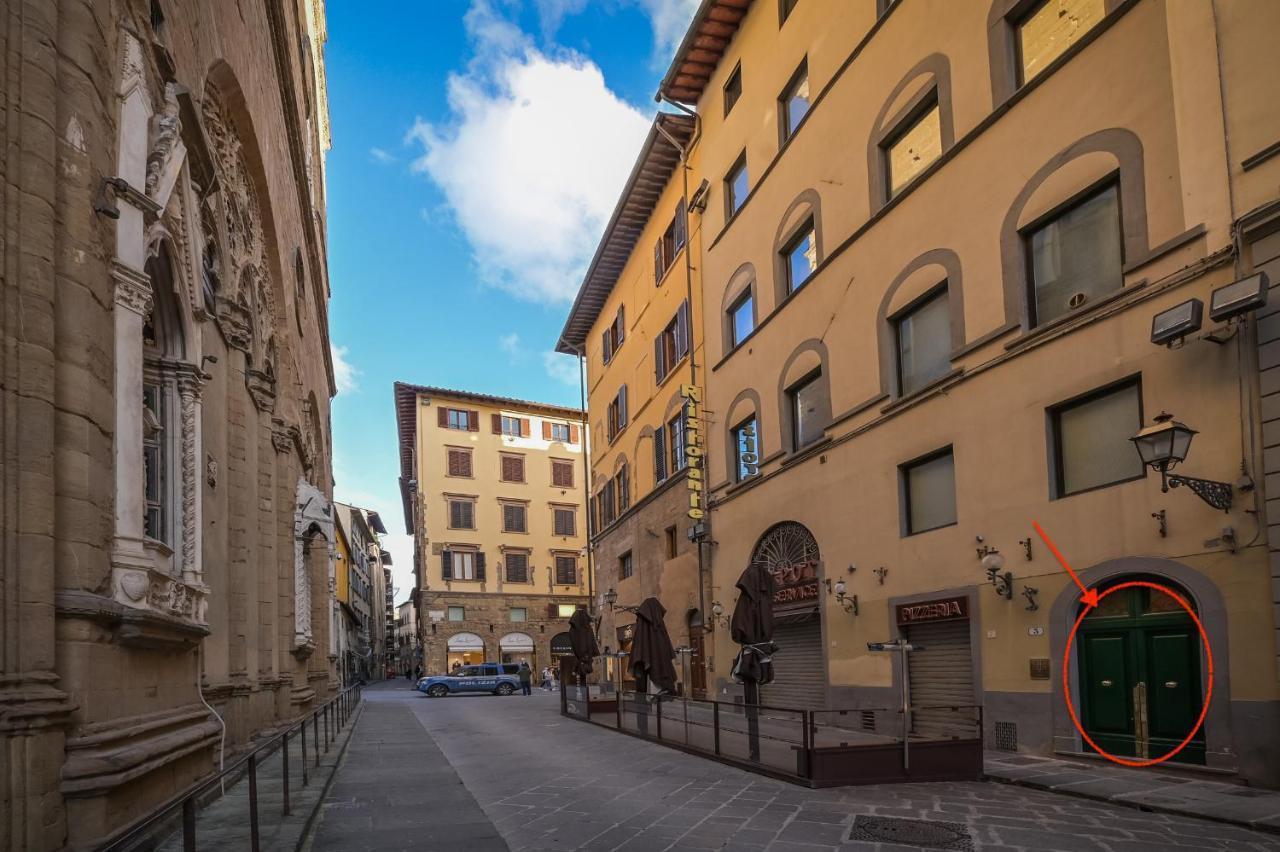 Via Lamberti, 3 - Florence Charming Apartments - Charming And Historic 5Th-Floor Attic Apartment With Elevator In A Building At The Heart Of Vibrant Florence, Just A 2-Minute Walk From All Attractions מראה חיצוני תמונה