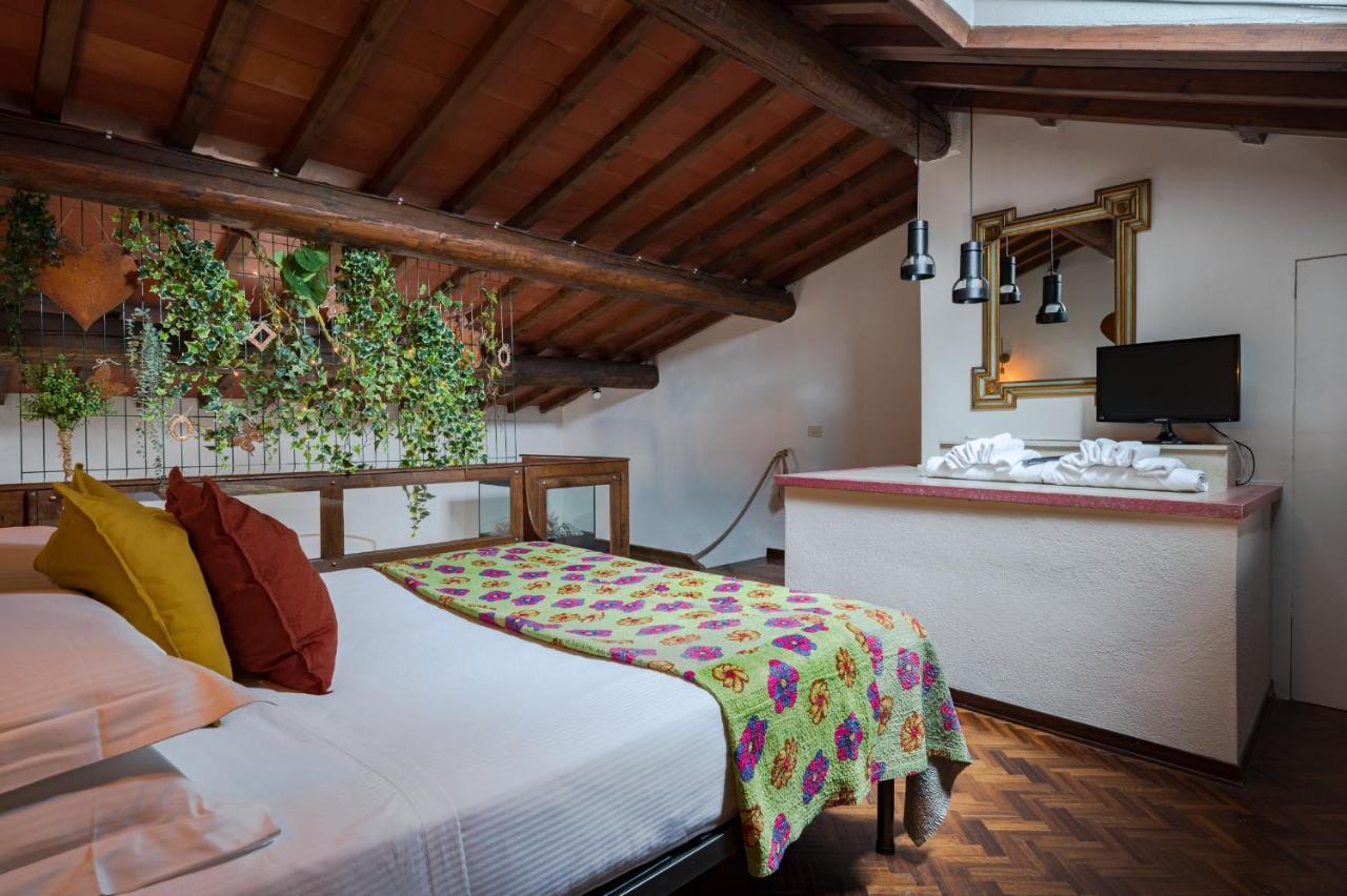 Via Lamberti, 3 - Florence Charming Apartments - Charming And Historic 5Th-Floor Attic Apartment With Elevator In A Building At The Heart Of Vibrant Florence, Just A 2-Minute Walk From All Attractions מראה חיצוני תמונה